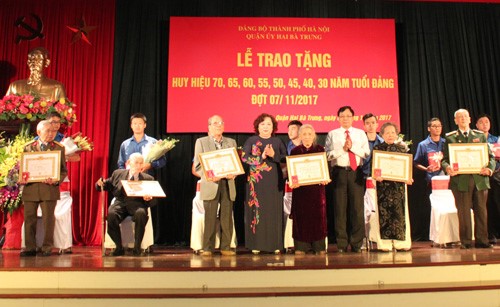 Chủ tịch HĐND TP: Trao tặng Huy hiệu 70 năm tuổi Đảng cho 8 đảng viên quận Hai Bà Trưng